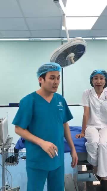Dr Vũ Quang tư vấn, thăm khám, đo vẽ cho khách hàng thực hiện combo Cấy Mỡ Mặt Stem Cells kết hợp Tạo hình Môi Trái Tim !