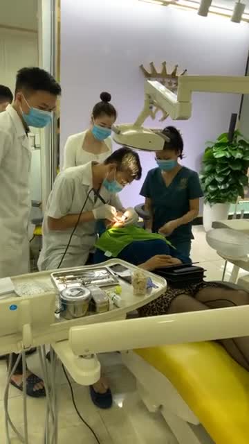 Ca 16 răng sứ gần trưa