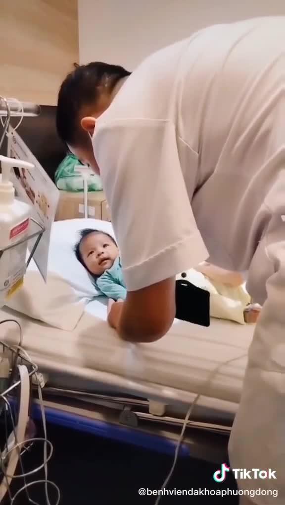 "Thanh niên" đang khóc và chú điều dưỡng