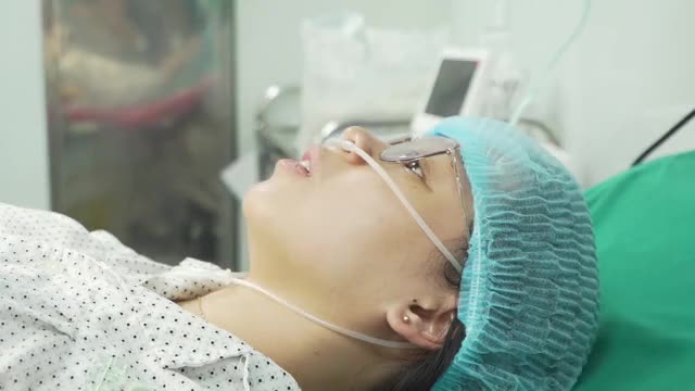 Cận cảnh ca đẻ thường ngoạn mục của mẹ bầu Ngọc Diệp cùng bác sĩ Thu Cúc