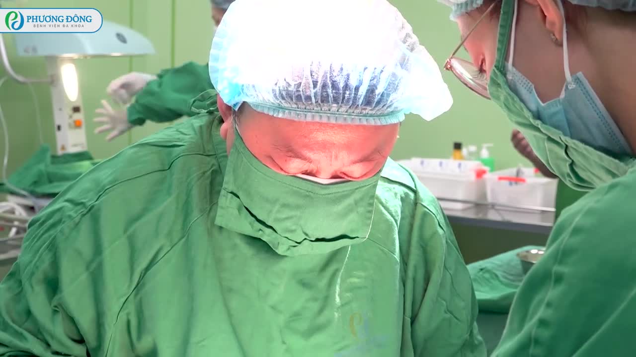 Giữa những tiếng dao kéo va chạm leng keng, ánh đèn vàng trắng đan xen phản chiếu và ngay cả khi tiếng xoèn xoẹt nhè nhẹ vang lên, nét mặt người mẹ ấy dường như vẫn vẹn nguyên xinh đẹp và bình thản.