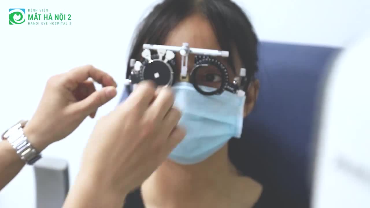 NỮ SINH HIỆN THỰC HÓA GIẤC MƠ THÁO KÍNH