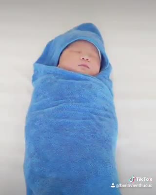 Ơ kìa, em bé biến hình Xem là yêu luôn