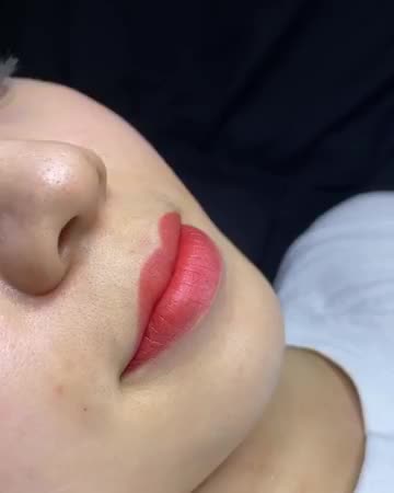Phun môi bong đậm hợp xu hướng vừa thực hiện xong Mời cả nhà cùng theo dõi