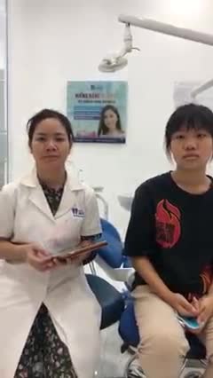 Bạn Cao Nguyễn Thục Quyên có hàm răng khấp khểnh nhiều, khớp cắn ngược dẫn đến móm nhẹ và mất thẩm mỹ khuôn mặt.