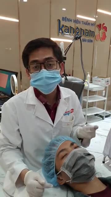 Nốt ruồi to đen trên gương mặt khiến khách hàng tự ti, kém duyên