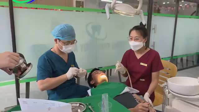 Cắt phanh môi bám thấp gây thưa răng, viêm lợi cho bạn Trung Kiên.