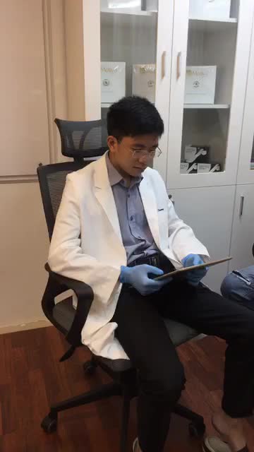 Tái khám khách hàng sau 3 tuần nâng ngực tại Dr Ngọc Trung.