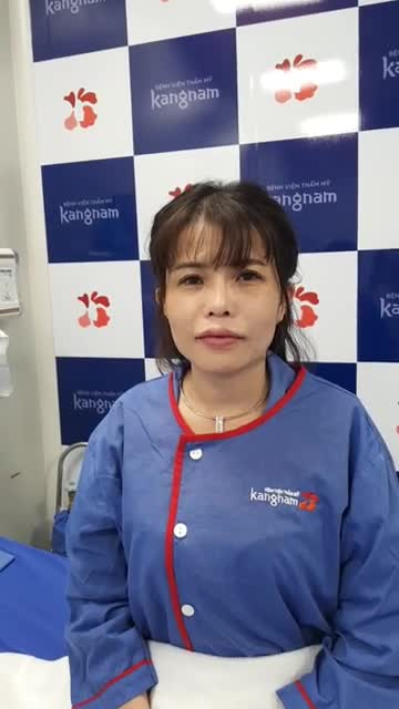 Khách hàng thu mỏng môi trên kết hợp tạo hình môi trái tim
