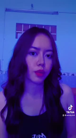 Dù không gian mờ mờ ảo ảo thì chiếc mũi lót sụn sau khi sửa lại của nàng vẫn nổi bần bật, khiến Charming không thể rời mắt.