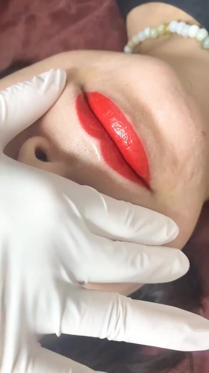 PHUN MÔI ĐỎ CAM VỚI NỀN MÔI CĂNG BÓNG TRONG MƯỚT
