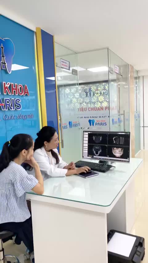 Tiến Sĩ Đàm Ngọc Trâm thăm khám và tư vấn về cấy ghép Implant và Niềng răng cho khách hàng ngày hội Mini Event tại Nha Khoa Paris Bắc Ninh