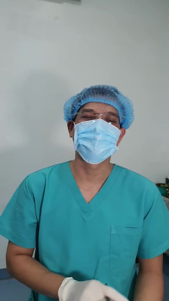 Bạn khách có gương mặt khá xinh xắn, nhưng thời gian không bỏ quên bất kỳ ai.