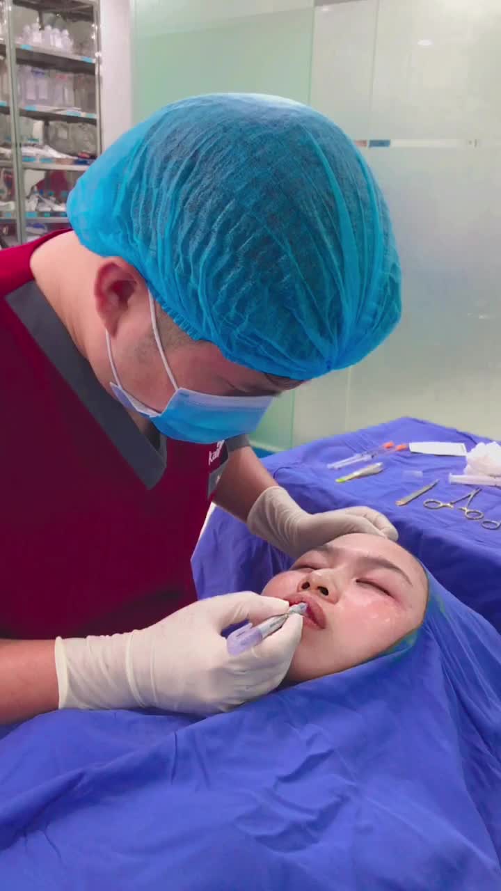 Đôi môi cân đối, quyến rũ luôn là mong ước của nhiều chị em
