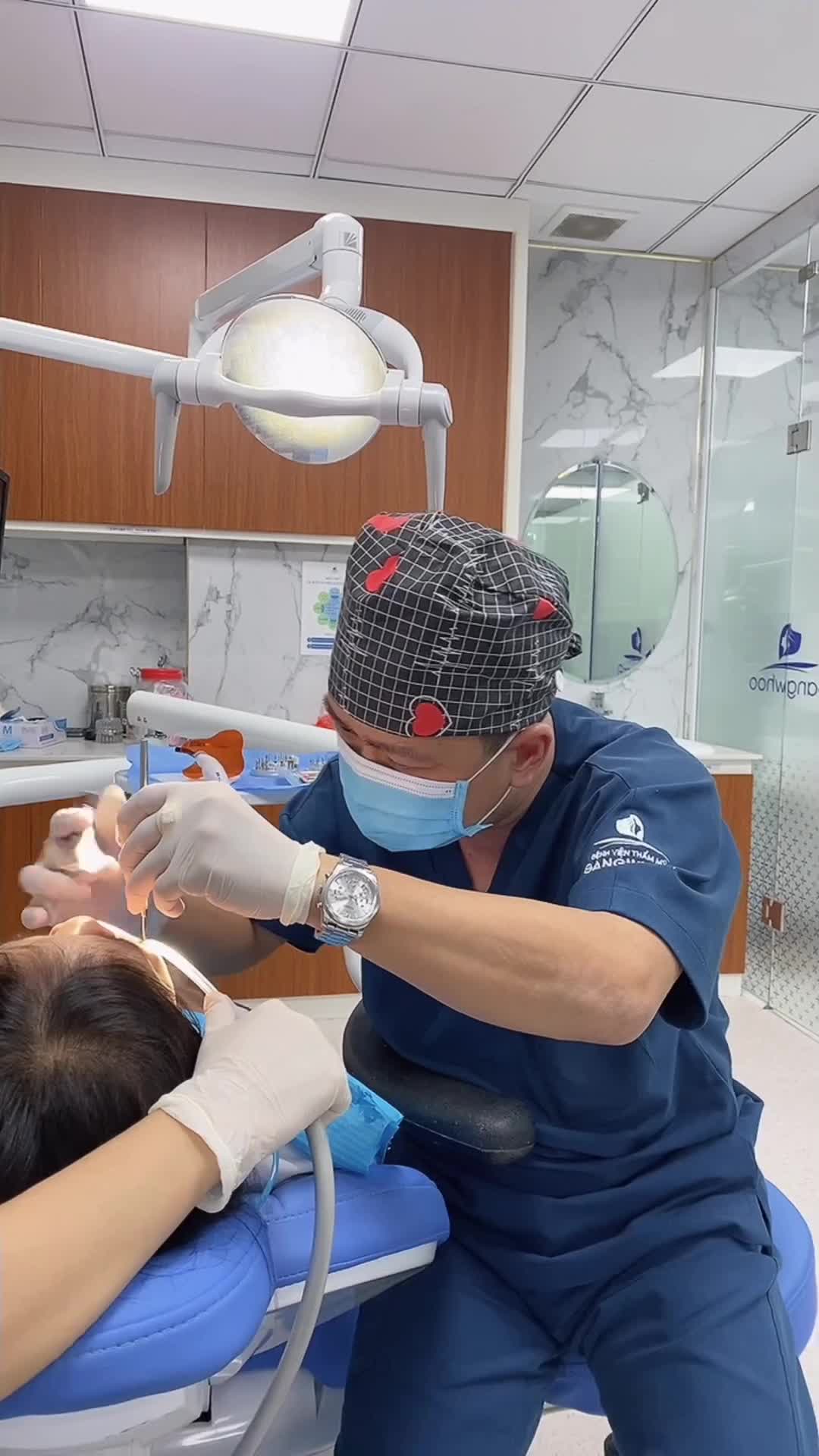 CẤY GHÉP 3 TRỤ IMPLANT CHO RĂNG MẶT TRƯỚC CHO NỮ KHÁCH HÀNG TRẺ MẤT RĂNG DO TAI NẠN XE