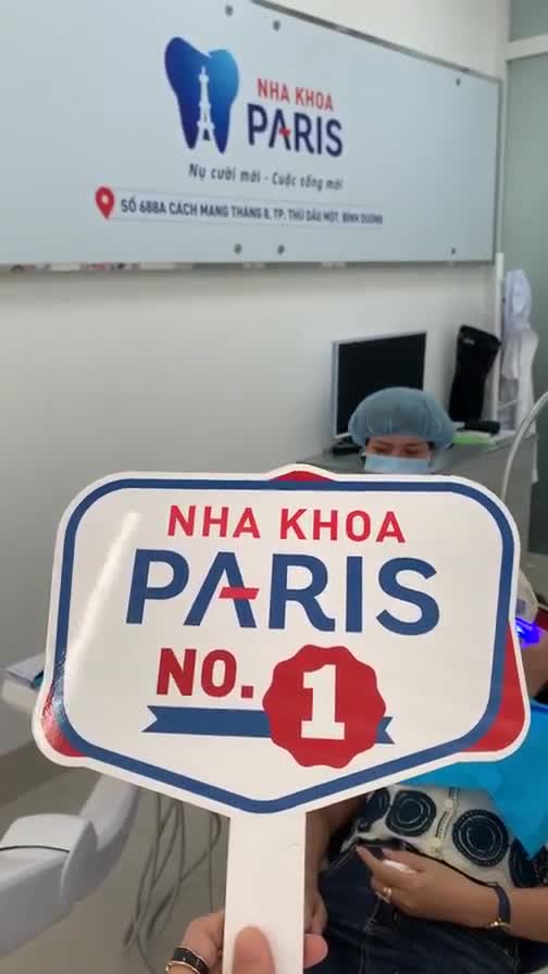 Quá trình tẩy trắng răng cho vị Khách hàng Nữ trước khi làm răng Sứ thẩm mỹ tại Nha Khoa Paris Bình Dương.