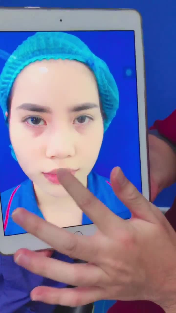 Bạn nữ Tạo hình môi tim duyên dáng