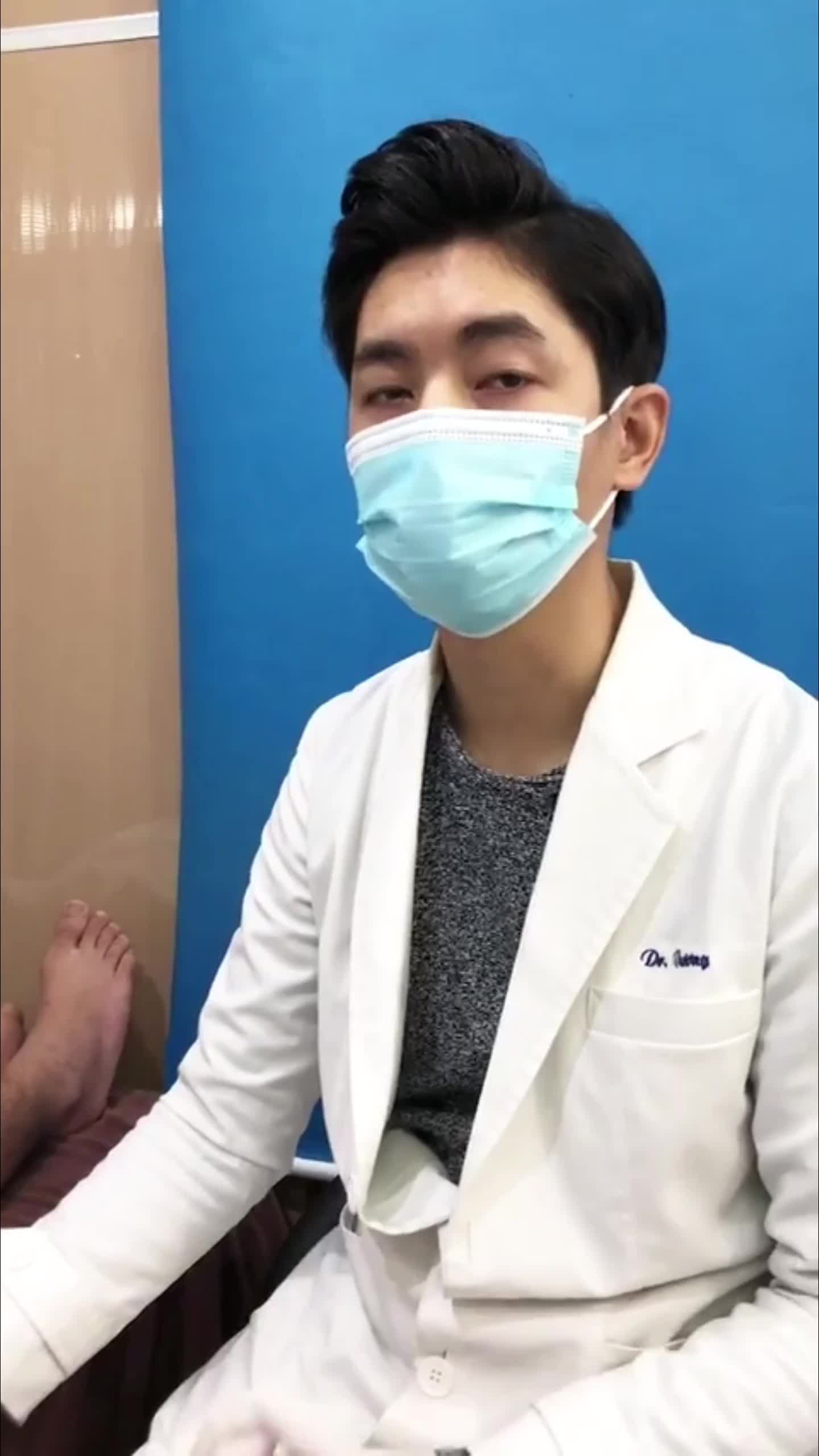 Sẹo lồi chân rết kéo dài ở chân xuất hiện sau phẫu thuật khiến khách hàng tự ti