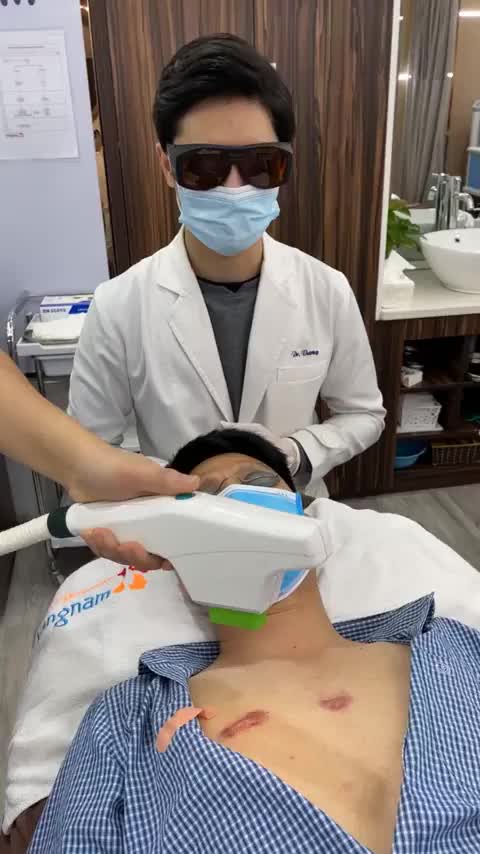 Sẹo lồi ở ngực - Cộm. ngữa. đau, mất tự tin