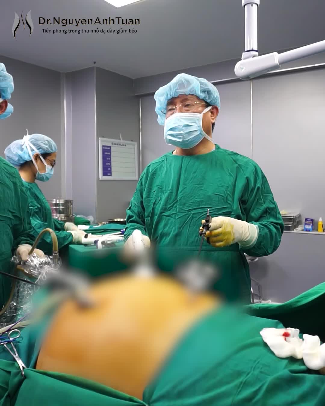 Bệnh nhân béo phì ở mức trầm trọng, thành bụng rất dày, khiến cho quá trình đưa được thiết bị khâu - cắt - nối tự động vào trong ổ bụng vô cùng khó khăn.