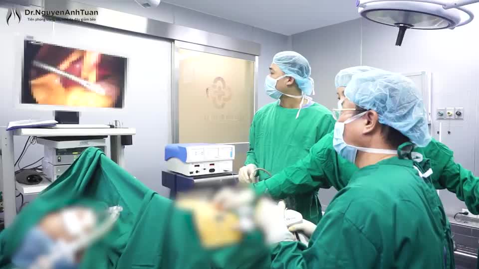Suốt mấy chục năm qua, sống khổ sở với mỡ do gia đình có " gen mập". Chưa hết, mỡ nội tạng cũng khiến bệnh nhân “sống dở chết dở” suốt nhiều năm qua vì các chứng bệnh như máu nhiễm mỡ, tiểu đường, huyết áp cao, tuyến giáp…