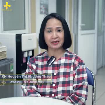 Đôi mắt là chi tiết “tố cáo” rõ ràng nhất tuổi tác của người phụ nữ. Từ tuổi 35 trở đi, đôi mắt bắt đầu xuất hiện dấu hiệu lão hóa: Da chùng xệ gây mí sụp, nếp nhăn vùng đuôi mắt.