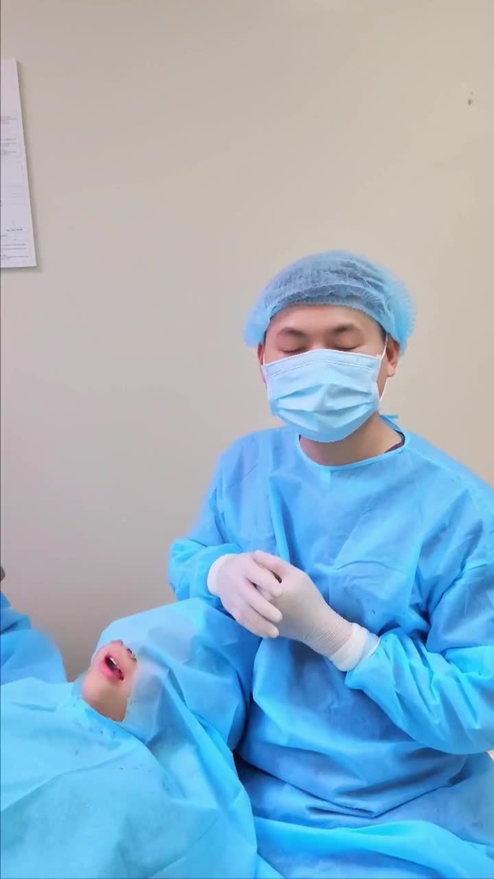 CHƯA KỊP BIẾT Đ.AU! Cô bé chỉ mới 14 tuổi đã thành công NH.Ổ 2 RĂNG KHÔN NGẦM