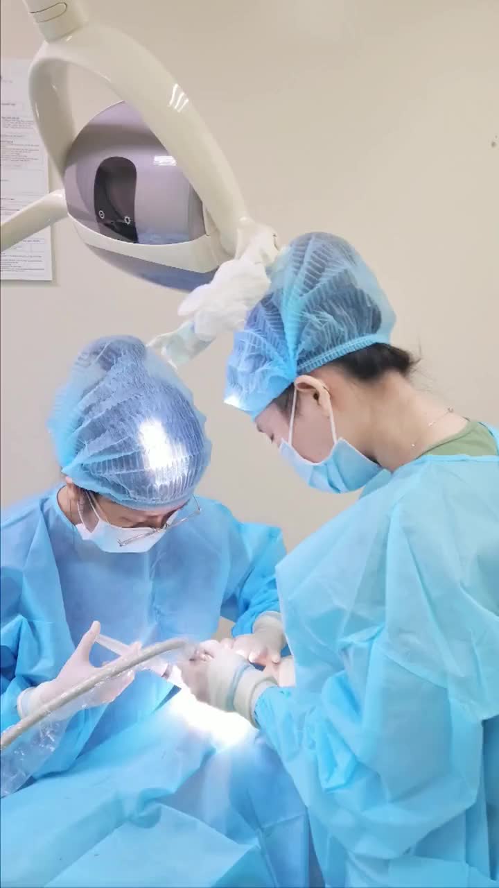 Nữ khách hàng VUI MỪNG với hàm răng THẲNG ĐỀU sau khi NIỀNG RĂNG + PHẪU THUẬT CẮT NƯỚU tại JW