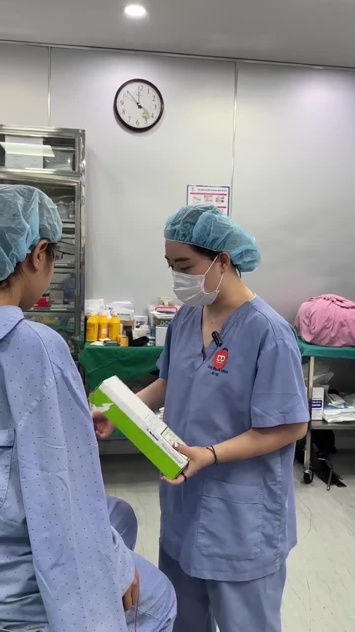 KHÁCH HÀNG XEM SẢN PHẨM SẼ SỬ DỤNG NÂNG V1 TRƯỚC KHI PHẪU THUẬT.