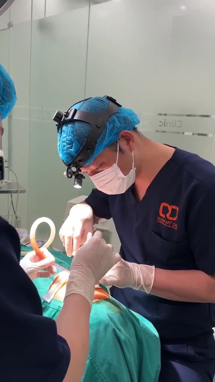 BÁC SĨ ĐIỀN THỰC HIỆN PHẪU THUẬT NÂNG MŨI CHO BẠN KHÁCH HÀNG.