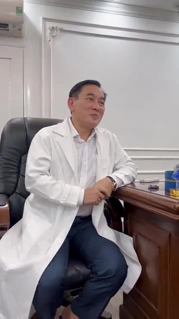 Tư vấn nâng mũi, độn cằm cho khách hàng nam đang niềng răng