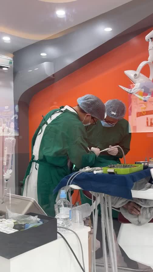 Ca TRỒNG RĂNG TOÀN HÀM ALL ON 5 cho khách hàng Nguyễn Thị Chung - 58 tuổi tại Nha Khoa Vân Anh cơ sở Yên Phong