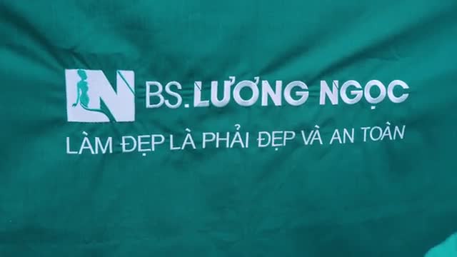 Không còn vùng bụng to xệ như trước, chị khách đã lấy lại được vòng eo thon gọn, vóc dáng quyến rũ sau hơn 1h h.ú.t m.ỡ tạo dáng cùng ekip Bác sĩ Lương Ngọc.