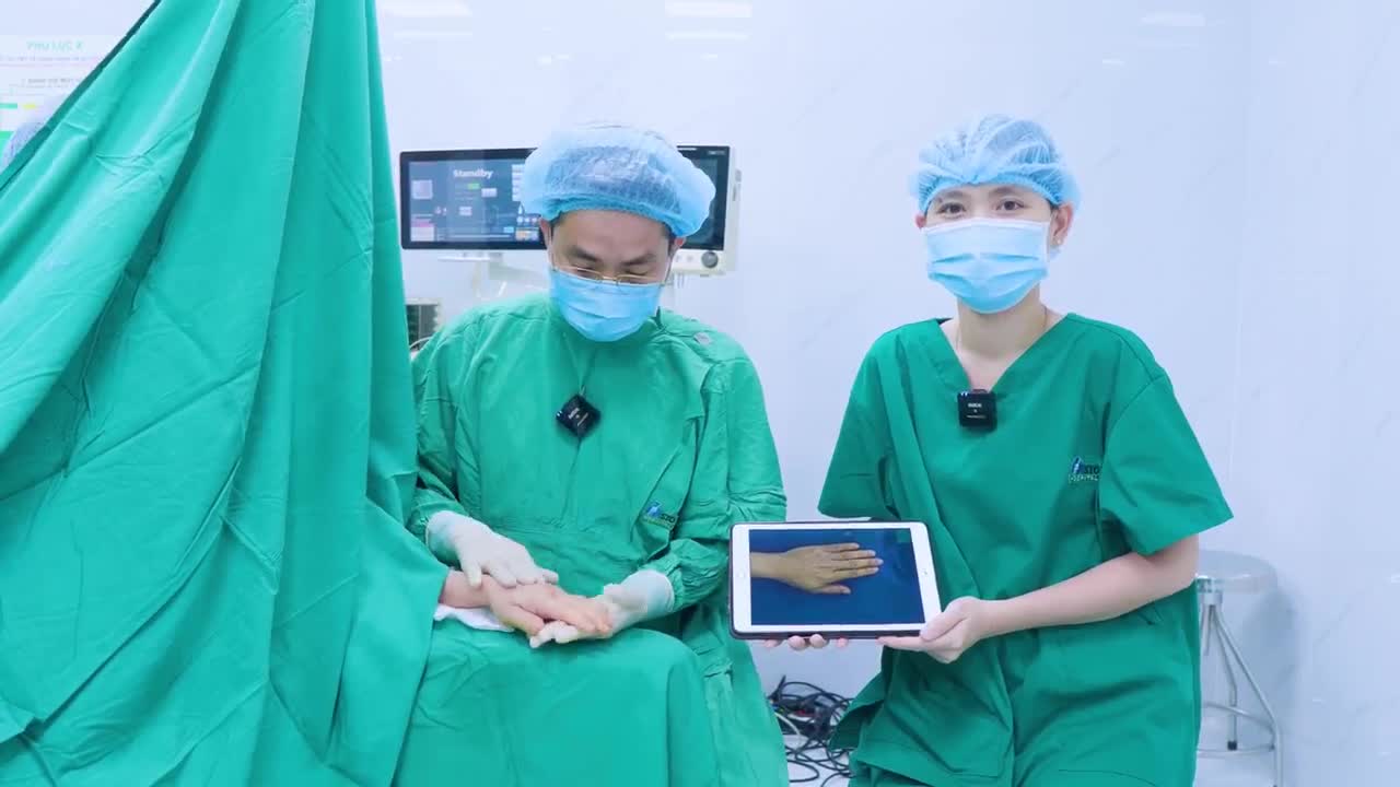 Chỉ sau 45 phút cấy mỡ tự thân, đôi bàn tay nhăn nheo, gân guốc của chị V đã trở nên đầy đặn, mềm mại tự nhiên chuẩn dáng “búp măng phú quý”.