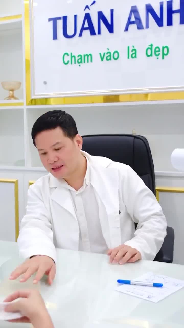 Môi trên dày mà lại bị hở lợi thì sửa lại môi thế nào cho đẹp?