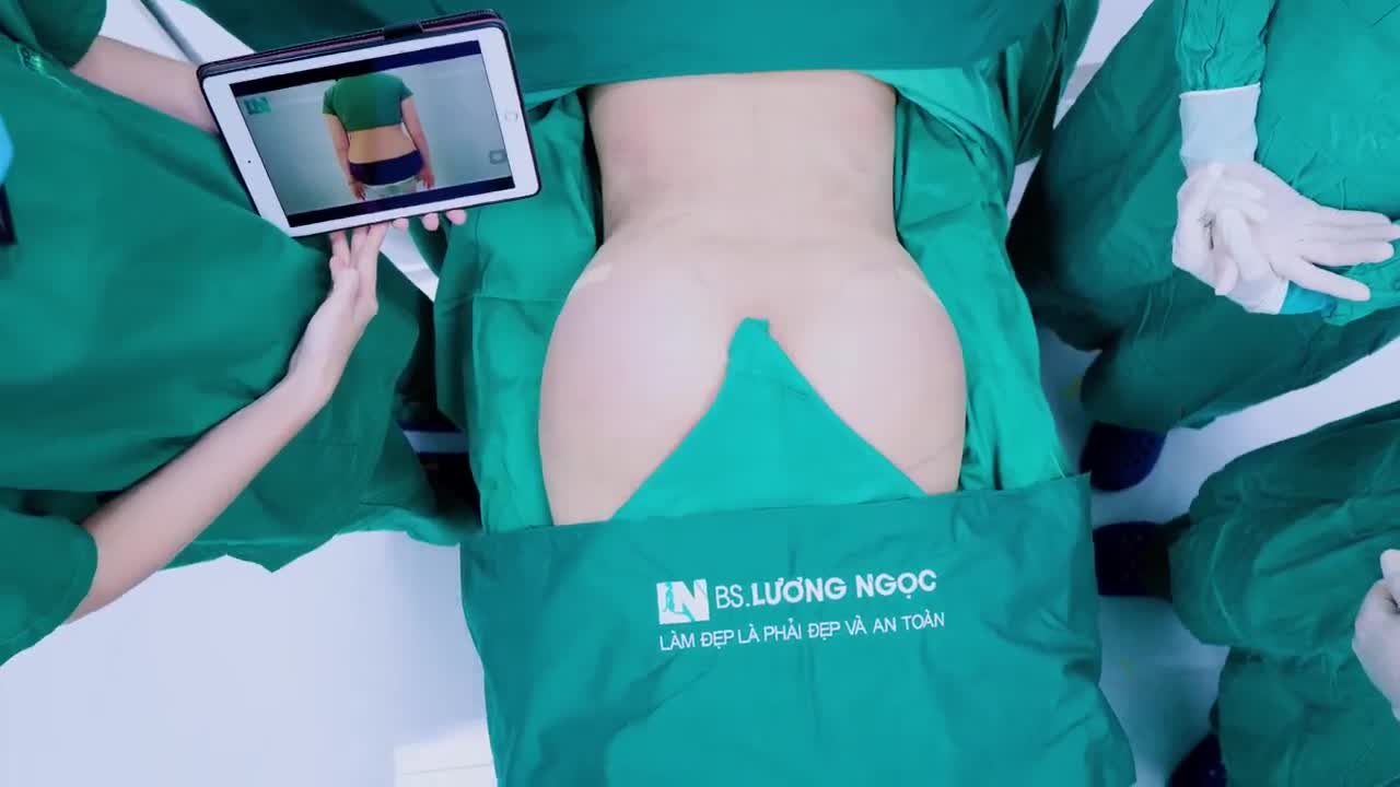 Chưa bao giờ ekip nâng niu những "bé MỠ" như lúc này!! Những thao tác từ việc lấy mỡ ra ngoài cũng rất cẩn trọng, tránh làm cho bé Mỡ bị dập, nát, tổn thương, nhằm tăng tỉ lệ sống cao nhất khi đưa "bé Mỡ" vào vùng mông cho khách!