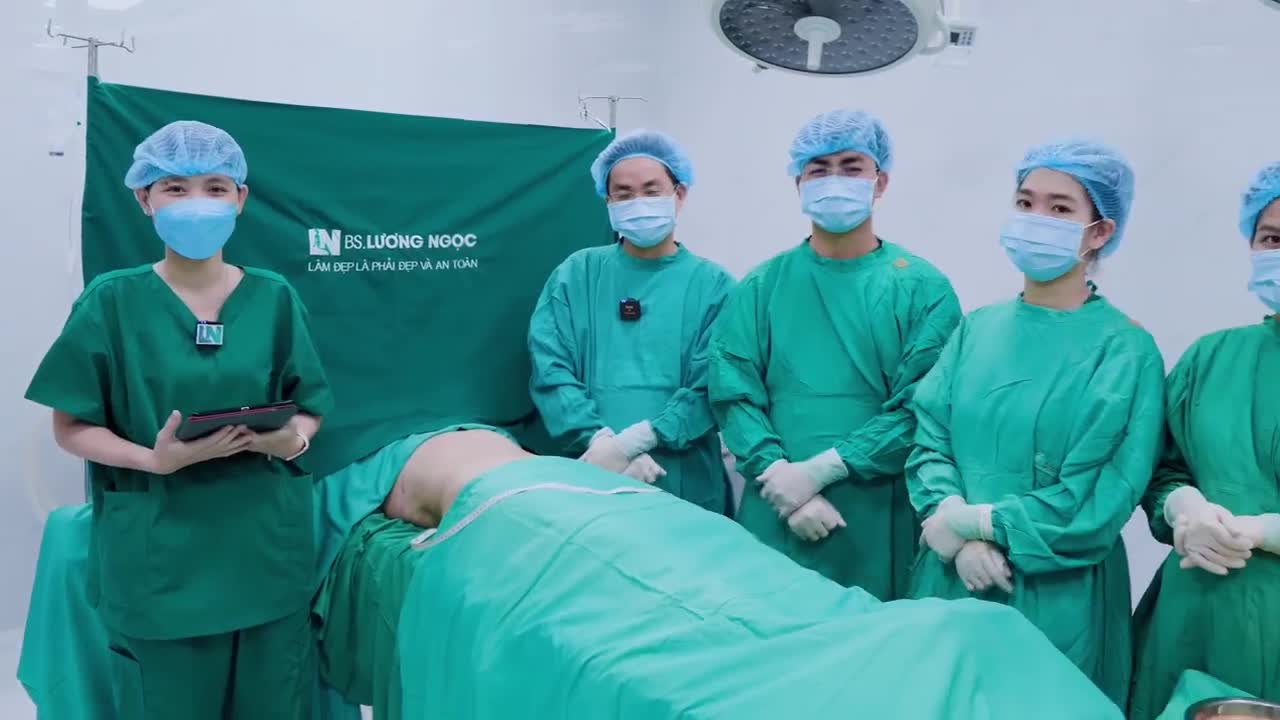 Chị khách của bác sĩ hôm nay chưa từng làm đẹp! Rất ngại để lại sẹo trên người mình.