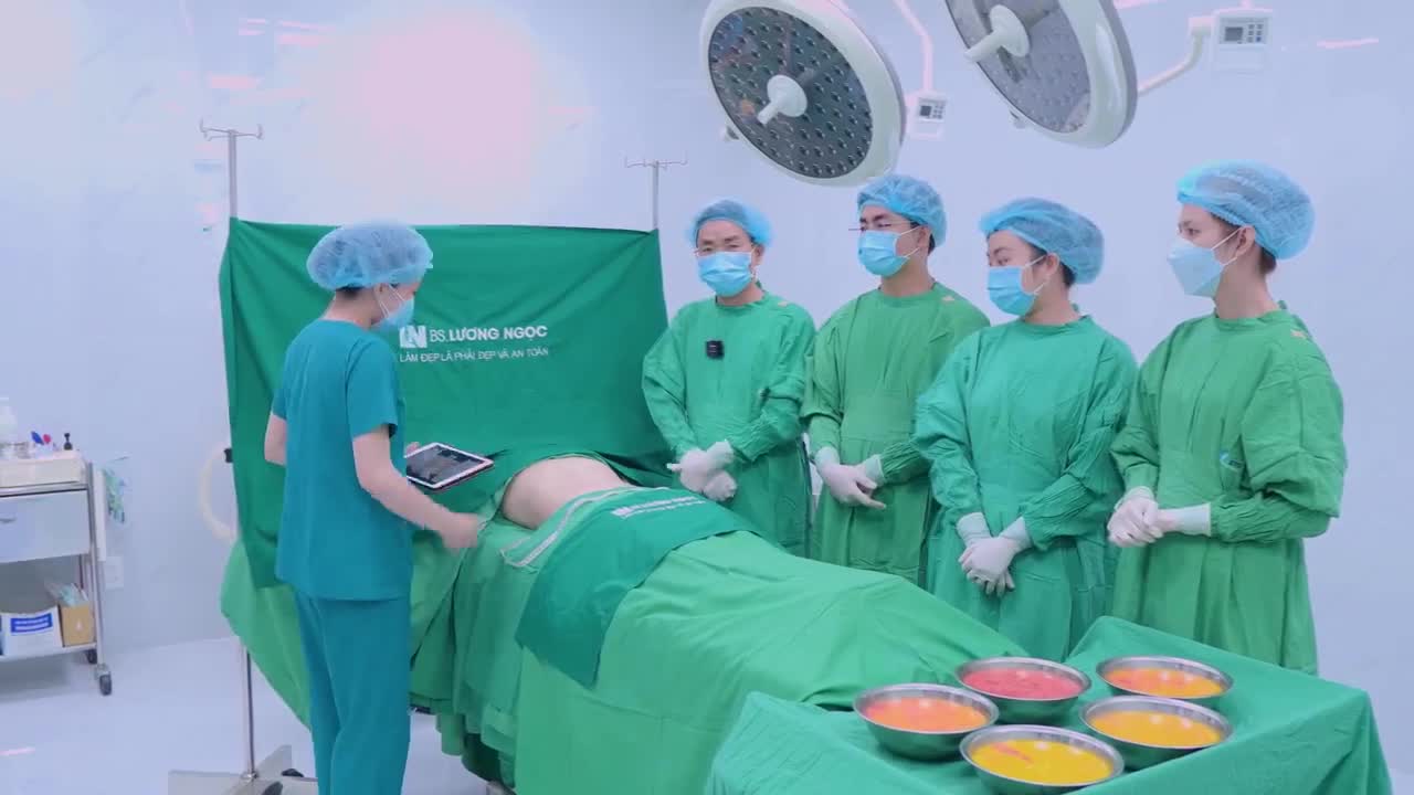 Với mong muốn sở hữu vòng eo con kiến, chị khách hàng ngày hôm nay đã không ngại bay gần 20 tiếng để được bác sĩ thực hiện hút mỡ bụng siết eo cho mình!