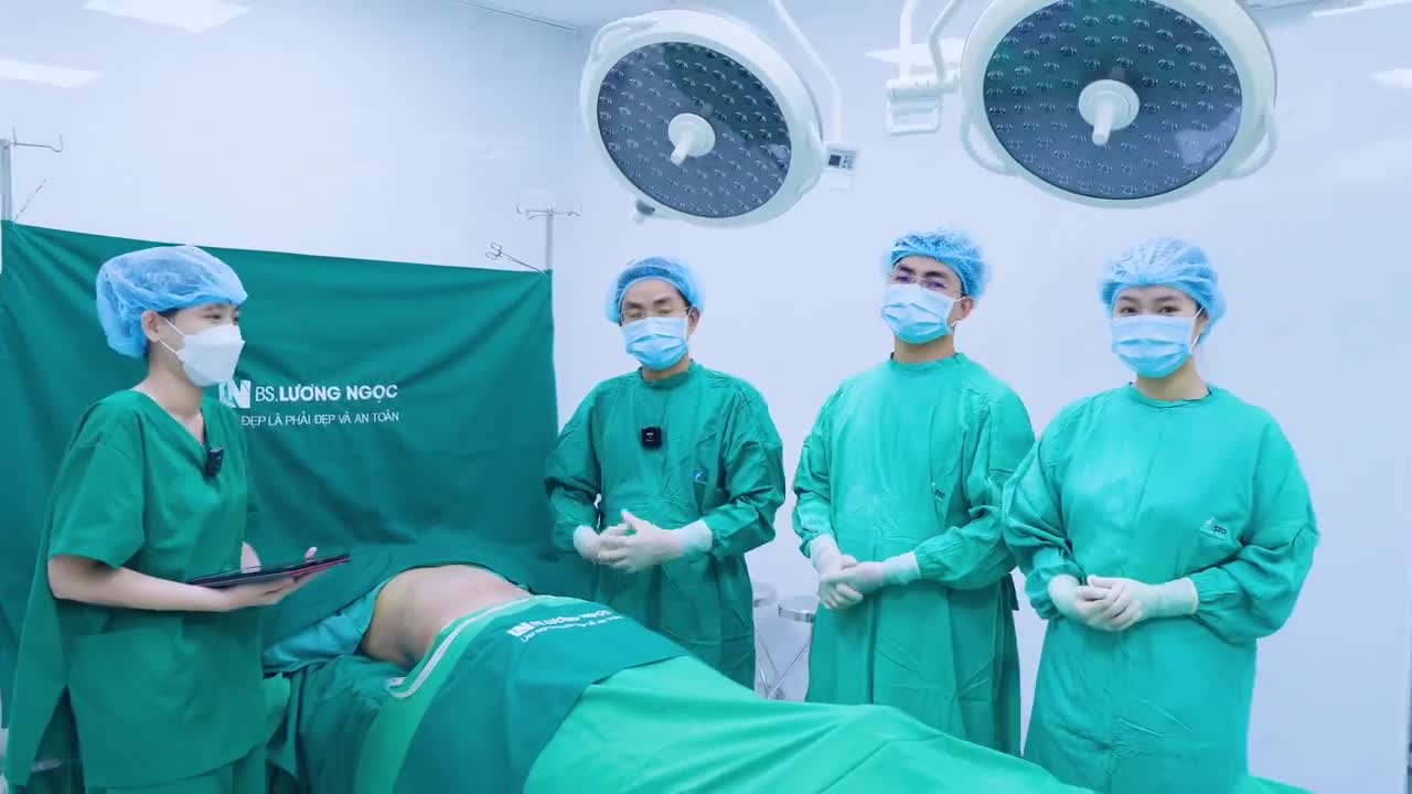 Chị L là một người phụ nữ đã trải qua hai lần sinh nở, nhưng sau lần sinh bé thứ hai, chị bắt đầu thấy tự ti khi nhìn vào cơ thể mình.