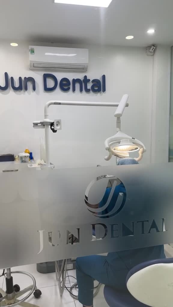 Ca cấy Implant tức thì tại JunDental lúc này! Ca KH sẽ nhổ răng và cấy vùi trực tiếp trụ Implant vào phần chân răng nhổ!