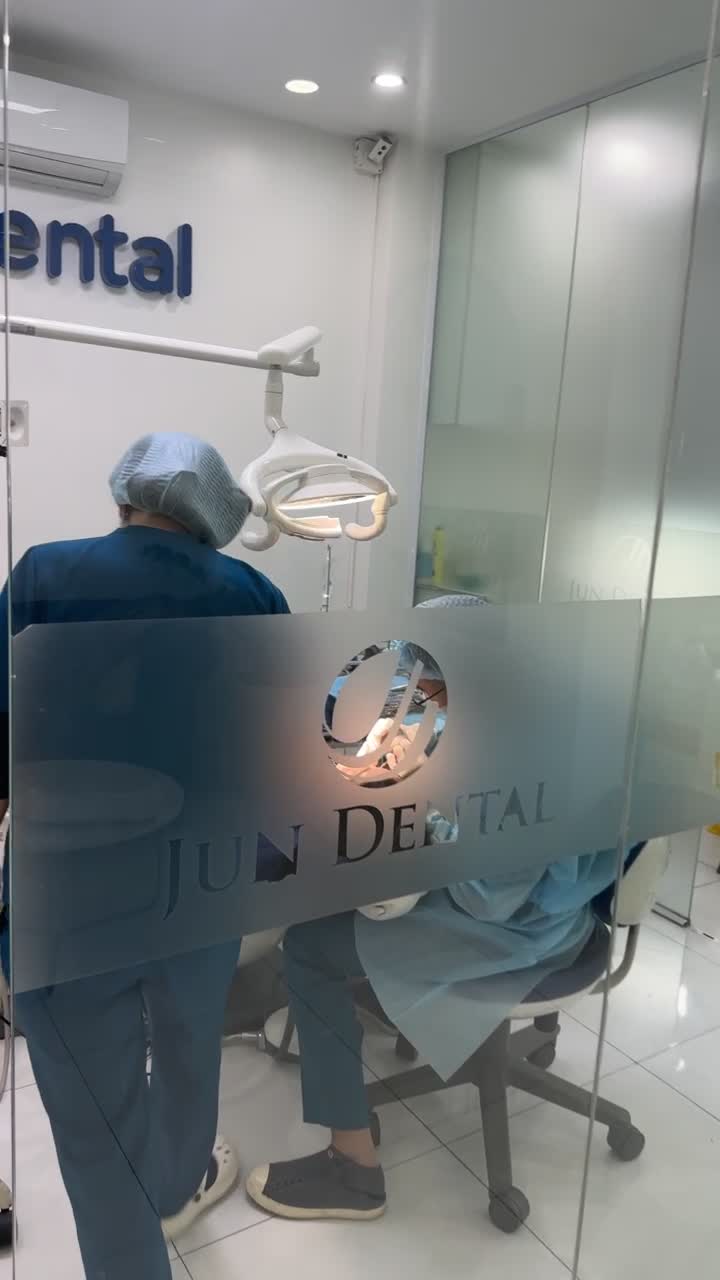 ca cấy Implant tức thì tại JunDental lúc này! Ca KH sẽ nhổ răng và cấy vùi trực tiếp trụ Implant vào phần chân răng nhổ!