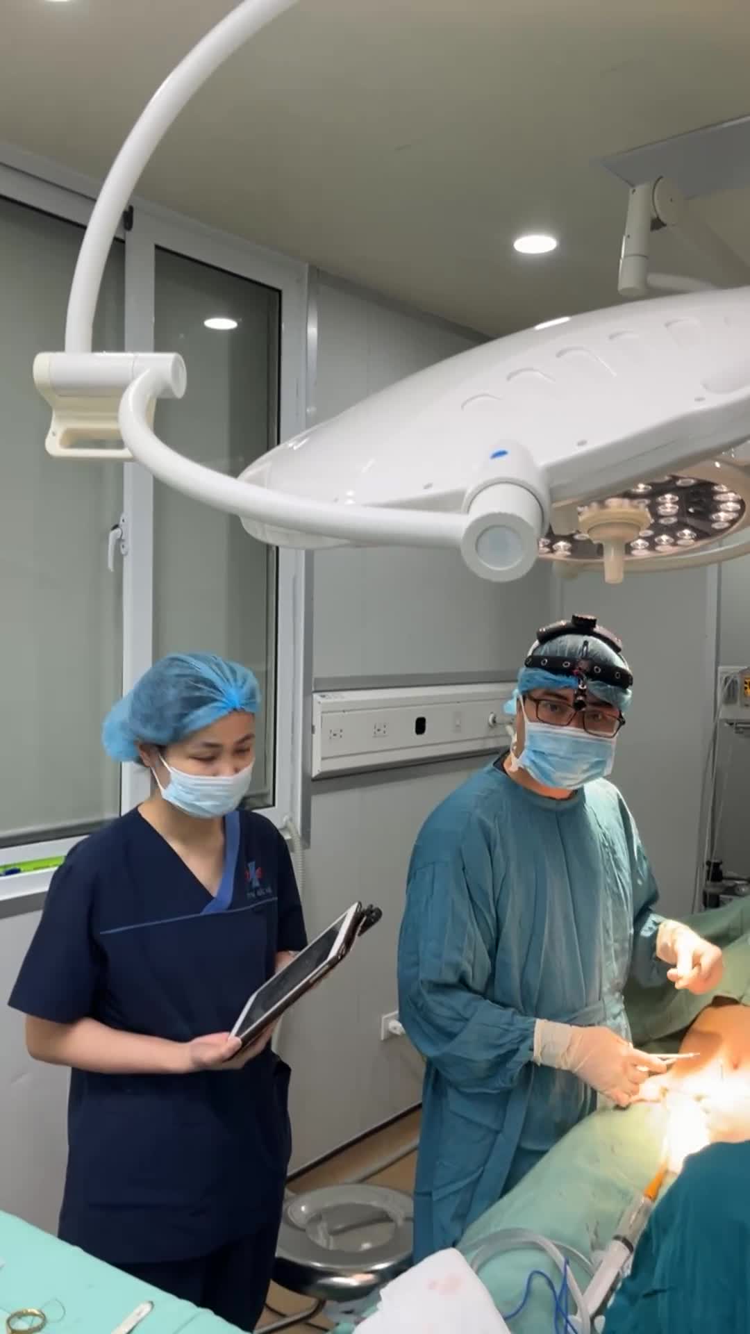 Gần 9h tối, phòng phẫu thuật vẫn sáng đèn để hoàn thành những bước cuối để “tái tạo” body cho khách hàng sinh năm 95, đã trải qua sinh nở