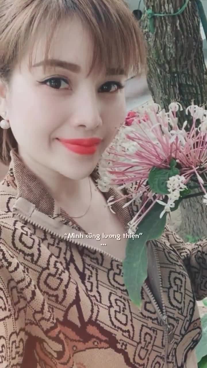 Với dáng mũi cao thon cùng chiếc cằm được cân chỉnh hài hòa, nàng khách toát lên nét đẹp vô cùng thanh thoát và rạng rỡ.