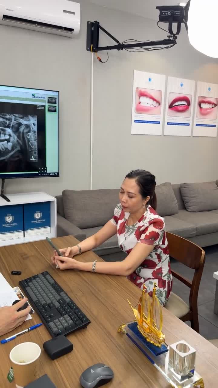 Bác sĩ Nguyễn Văn Hòa tái khám khách hàng làm răng sứ quê Phú Thọ
