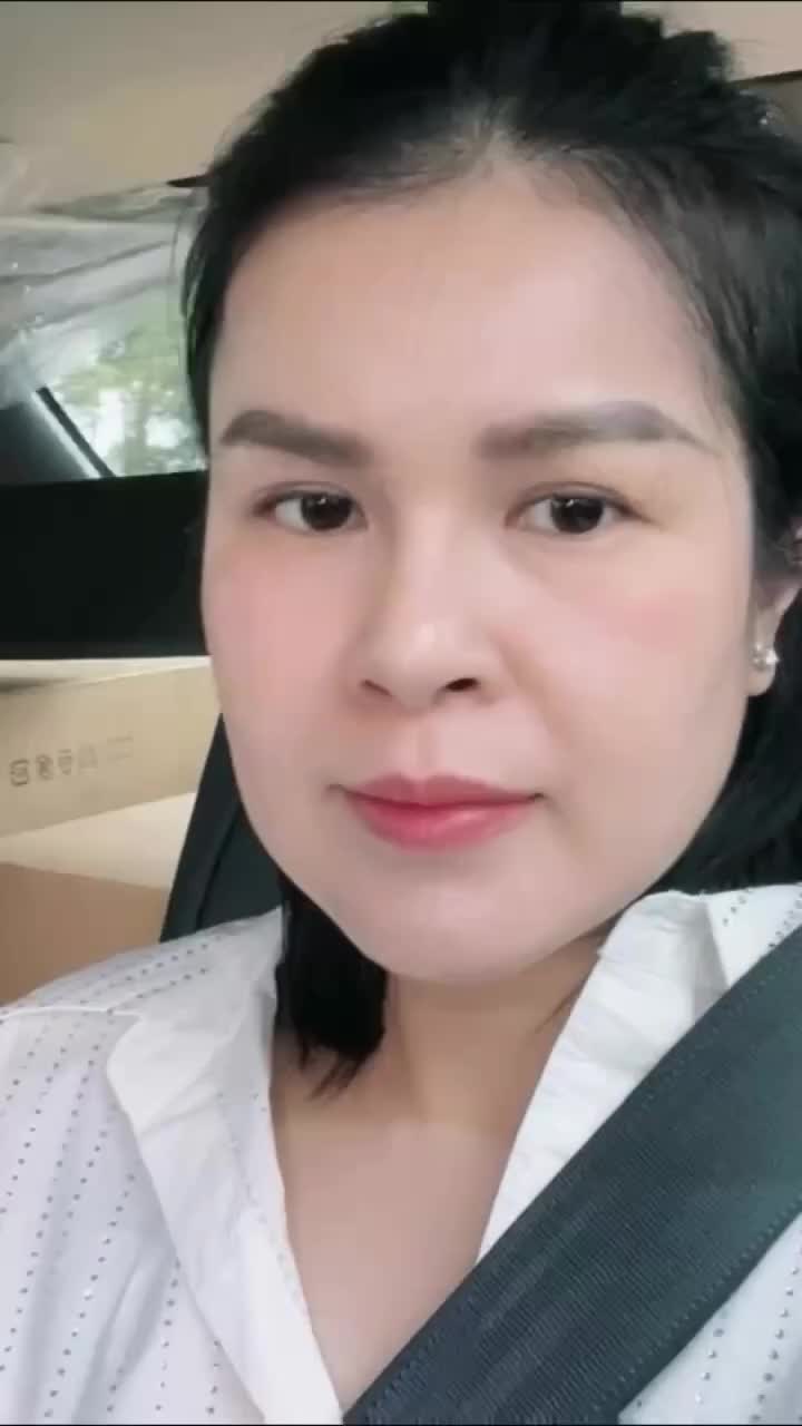 Nàng khách sau khi thực hiện combo độn cằm và lấy túi mỡ má tại Charming đã sở hữu diện mạo vô cùng thanh tú. Đường nét khuôn mặt giờ đây trở nên mềm mại, gọn gàng hơn hẳn, chiếc cằm mới nhẹ nhàng định hình lại tổng thể khuôn mặt, tạo cảm giác cân đố