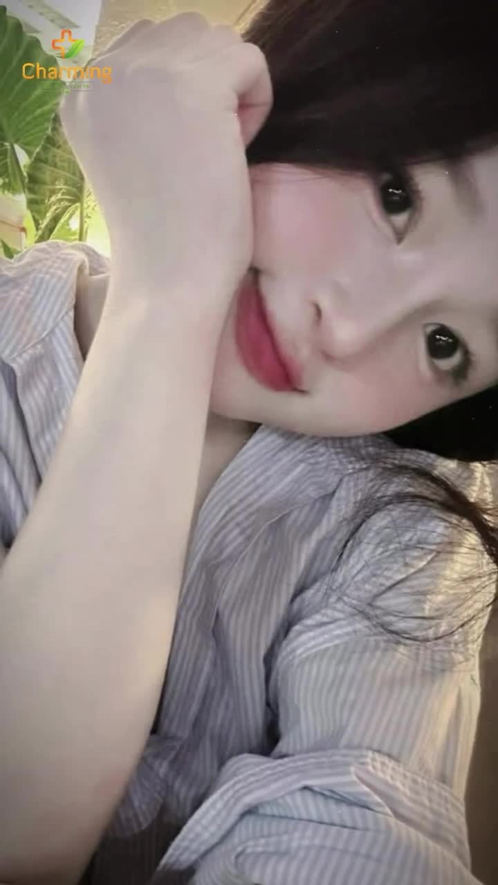Sau 1 tháng làm mũi, nàng ghé thăm lại mà tụi mình cứ nhìn hoài không chán. Mũi lót sụn lên form xinh, dáng mũi mềm mại và tự nhiên như chưa từng dao kéo luôn đó!