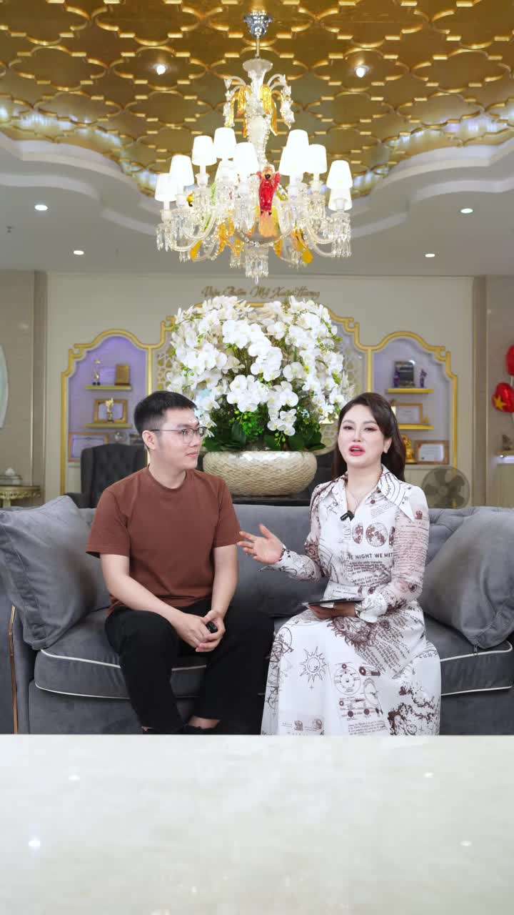 Khách hàng thân quen chia sẻ trải nghiệm dịch vụ Trị Mụn tại Viện Thẩm Mỹ Xuân Hương