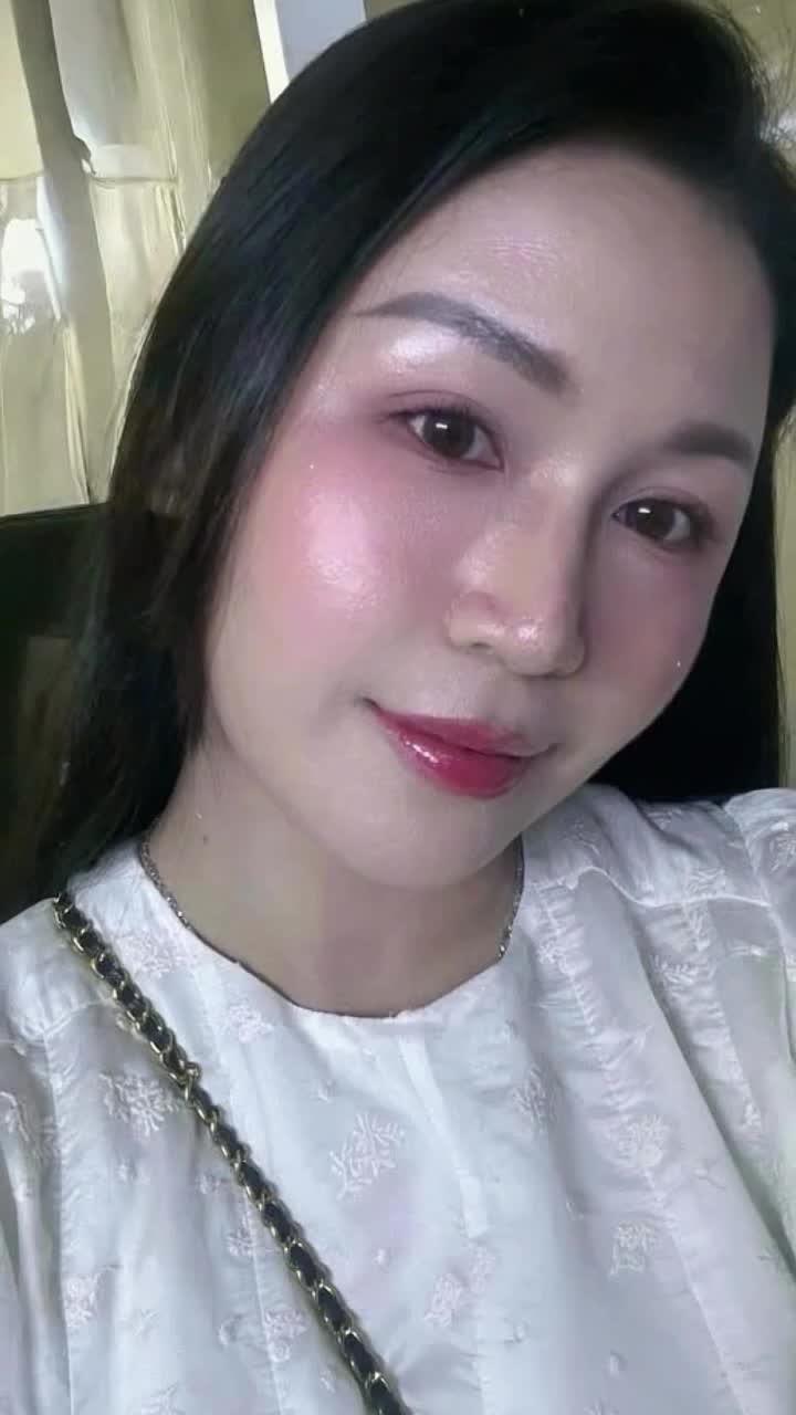 Nhìn tổng thể, gương mặt nàng giờ đây mềm mại và hài hoà hơn rất nhiều Ai gặp cũng phải trầm trồ: "Sao đẹp quá vậy ta?"