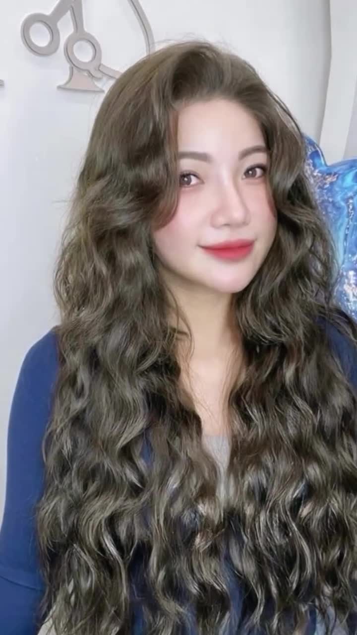 Đã gần 3 năm sau khi nâng mũi cà gồ tại Charming, nhan sắc nàng Thu Hiền vẫn rạng rỡ và cuốn hút như ngày đầu!