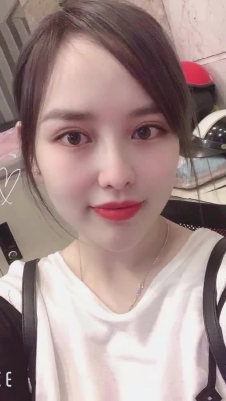 Thời gian trôi qua nhưng dáng cằm vẫn giữ được form đẹp, ôm khít khuôn mặt và hợp tỉ lệ ngũ quan.